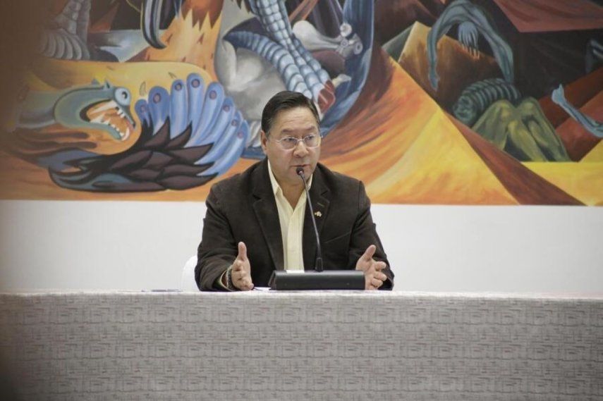 Luis Arce, presidente de Bolivia, comparece ante los medios.
