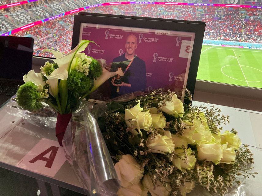Una ofrenda para el periodista Grant Wahl fue colocada en el lugar que ocupaba en el partido de cuartos de final de la Copa del Mundo, donde falleció el viernes 9 de diciembre de 2022.
