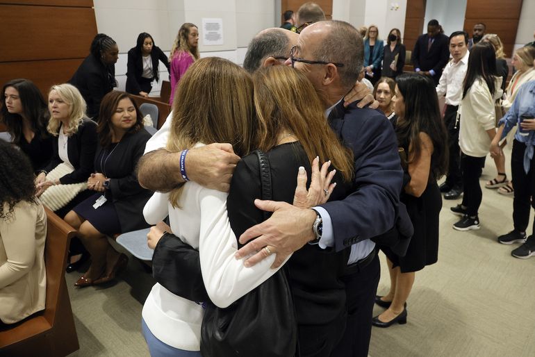 Linda Beigel Schulman, Michael Schulman, Patricia Padauy Oliver y Fred Guttenberg, familias de las víctimas, se abrazan en la sala del tribunal mientras esperan el veredicto esperado en la fase de sentencia del juicio del tirador de la escuela secundaria Marjory Stoneman Douglas, Nikolas Cruz, en el juzgado del condado de Broward. en Fort Lauderdale, Florida, el jueves 13 de octubre de 2022. 