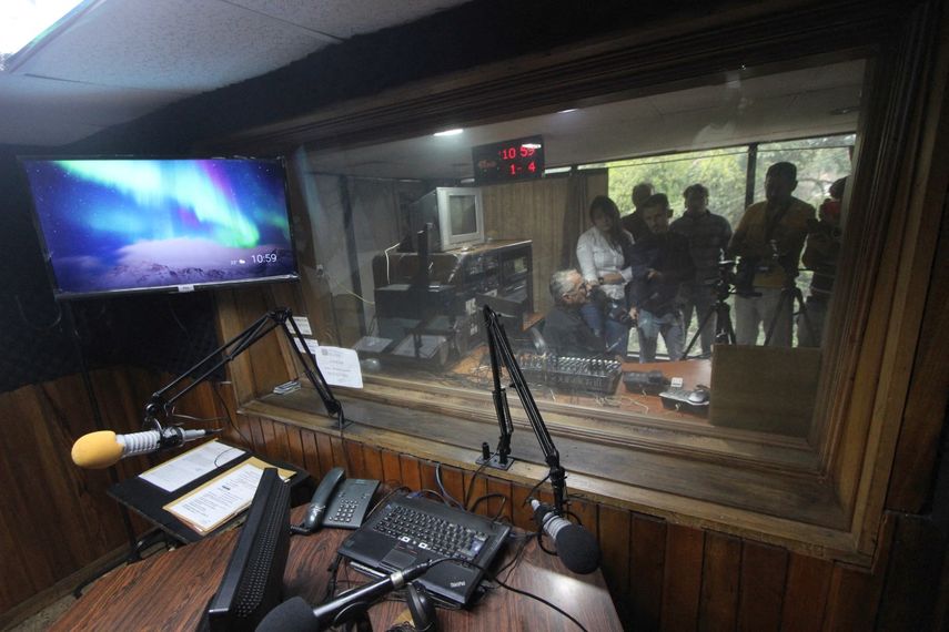 Nelson Chacín (C), director de Radio Mundial, habla con periodistas en la cabina de transmisión de la estación en San Cristóbal, Estado Táchira, Venezuela, el 1 de abril de 2025. Radio Mundial, una radio regional que había estado transmitiendo durante 70 años, tuvo que cesar sus operaciones el lunes por orden de las autoridades venezolanas, denunciaron gerentes y empleados de la empresa, así como el sindicato nacional de prensa.