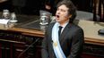 El presidente de Argentina, Javier Milei, canta el himno nacional en su comparecencia ante el Congreso para presentar el presupuesto de 2025 en Buenos Aires, Argentina, el domingo 15 de septiembre de 2024