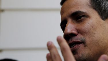 Juan Guaidó, presidente encargado de Venezuela, habla a los medios de prensa en la sede del Parlamento.