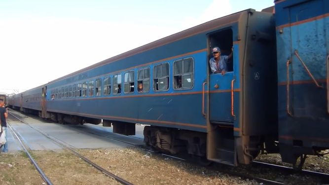 Vista de un tren de pasajeros en Cuba.