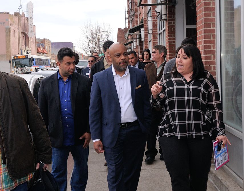 Fotografía del alcalde de Denver, Michael Hancock (c).&nbsp;