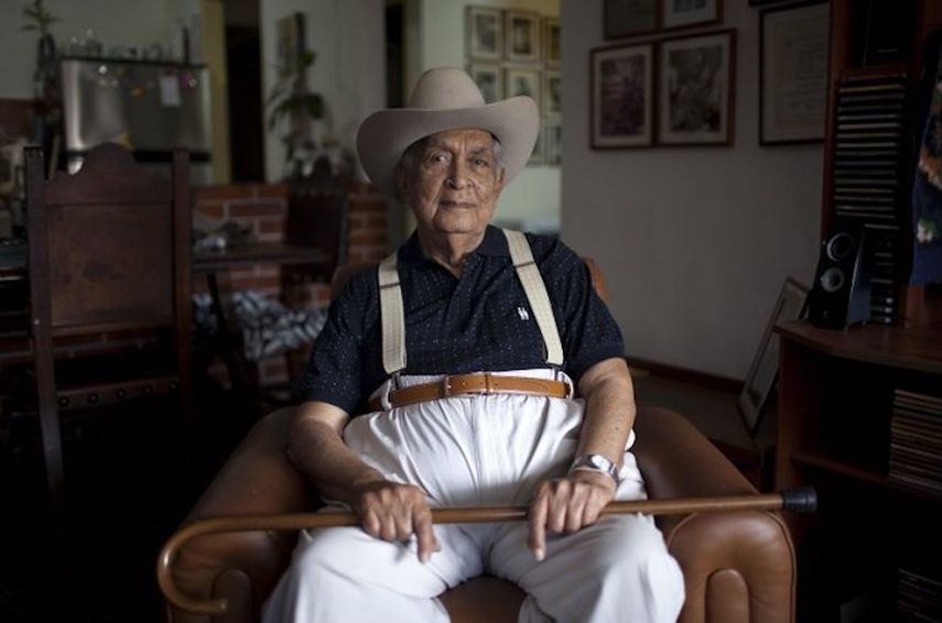 El compositor y arpista Juan Vicente Torrealba posa en su casa en Caracas, 2014