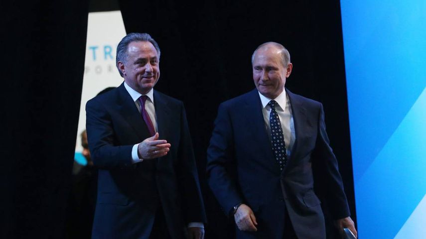 El pesidente ruso Vladimir Putin (derecha) junto al presidente de la Federación de fútbol de ese país, Vitali Mutkó (izquierda).