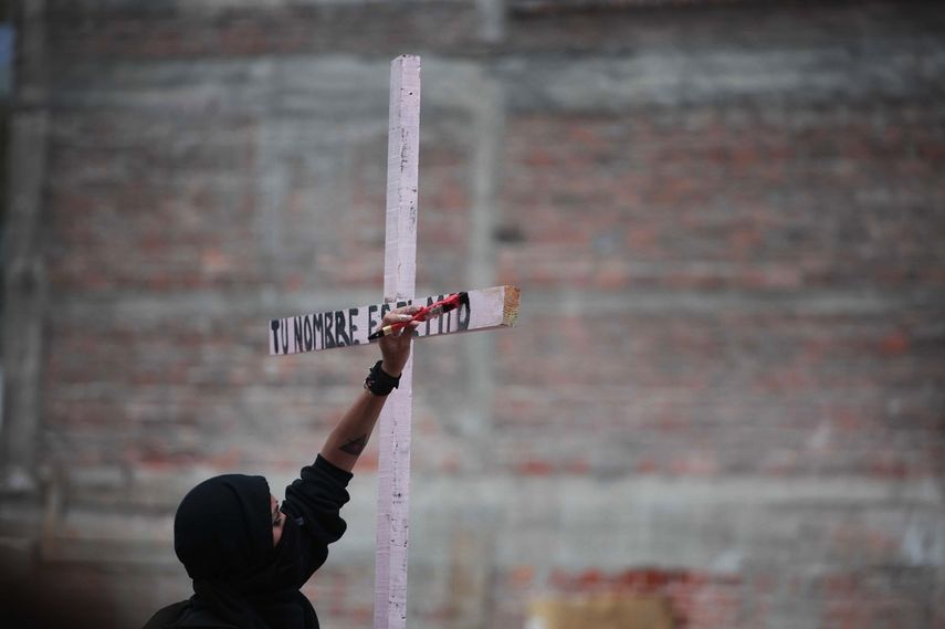 Feministas colocan una ofrenda a las víctimas de la fabrica de textiles colapsada, durante el quinto día de ocurrido el terremoto del pasado martes, hoy domingo, 24 de septiembre de 2017, en Ciudad de México.