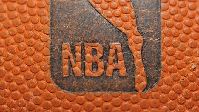 El logo de la NBA en una pelota de basquetbol.