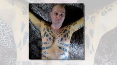 El virtuoso del tatuaje dedicó trescientas horas en convertir su piel como la de un jaguar. (YouTube)