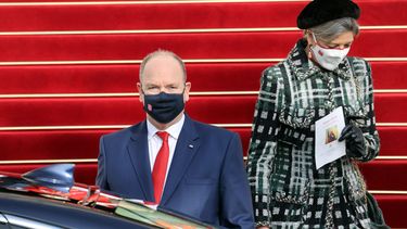 El príncipe Alberto II de Mónaco y la Princesa Carolina de Hanover abandonan la Catedral de Mónaco durante las celebraciones de Sainte Devote en Mónaco el 27 de enero de 2022.