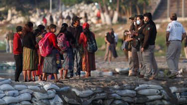Agentes de inmigración mexicanos revisan las identificaciones de los viajeros guatemaltecos en un punto de acceso al río Suchiate, en la frontera entre Guatemala y México, cerca de Ciudad Hidalgo, México, el domingo 21 de marzo de 2021. (foto referencial)