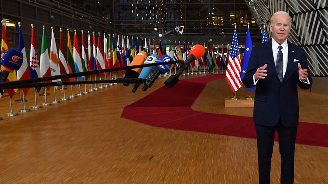 El presidente de los Estados Unidos, Joe Biden, habla con la prensa que espera cuando llega a la cumbre de la Unión Europea (UE) en la sede de la UE en Bruselas el 24 de marzo de 2022. &nbsp;