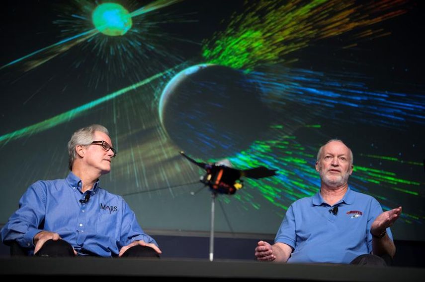 Bruce M. Jakosky (d), científico del Laboratorio de Física Espacial y Atmosférica de la Universidad de Colorado e investigador principal de la misión Maven, y el director de ciencia planetaria de la NASA, Jim Green (i), hablan en una conferencia de pre