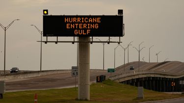 Un letrero advierte a los automovilistas que se preparen para el huracán Beryl, el domingo 7 de julio de 2024, en Portland, Texas.