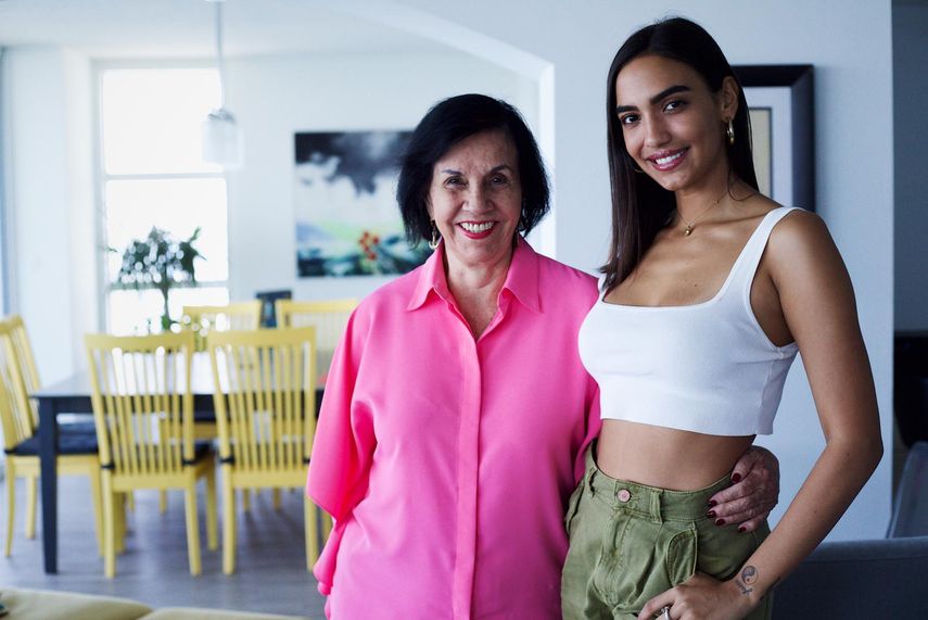 La periodista venezolana Mariahé Pabón y su nieta, la cantante Manu Manzo. 