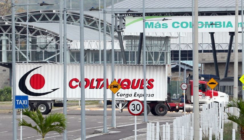 Fotografía de los camiones donde se transporta el primer cargamento de ayuda humanitaria internacional para Venezuela, en inmediaciones al puente fronterizo de Tienditas, en Cúcuta (Colombia). 