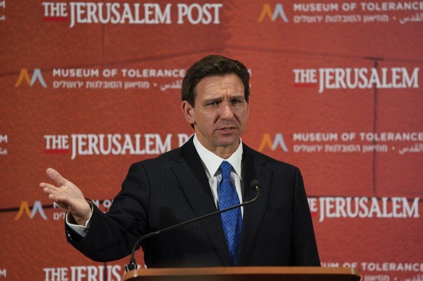 El gobernador de Florida, Ron DeSantis, habla a los medios en una conferencia titulada Celebremos los rostros de Israel en el Museo de la Tolerancia de Jerusalén, el jueves 27 de abril de 2023.&nbsp;