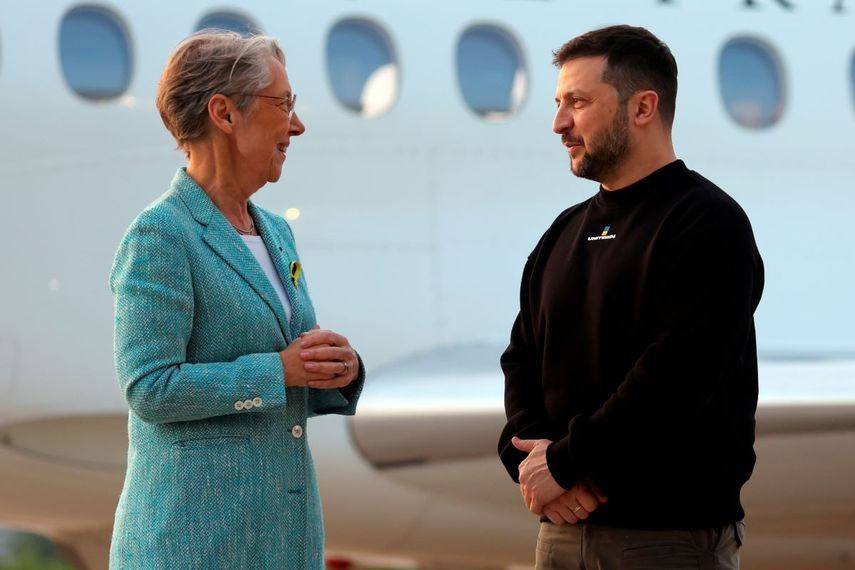 El presidente ucraniano Volodimir Zelenski es recibido por la primera ministra francesa Elisabeth Borne en la Base Aérea Villacoublay, al sudoeste de París, el 14 de mayo de 2023.