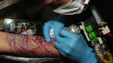 Un artista tatúa a una mujer el viernes 19 de mayo de 2017 durante la 1ra Convención de Arte Corporal Ajayu Tattoo, en La Paz, Bolivia.&nbsp;