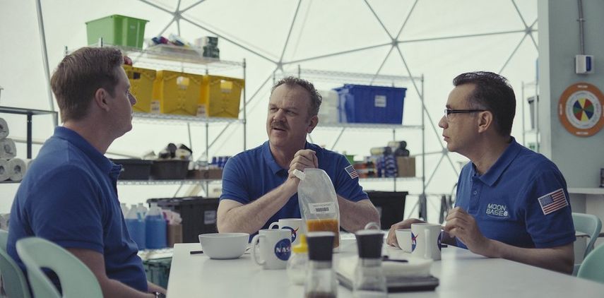 En esta imagen difundida por Showtime, Tim Heidecker, John C. Reilly y Fred Armisen, de izquierda a derecha, en una escena de la serie de comedia Moonbase 8, que se estrena el domingo de esta semana.&nbsp;