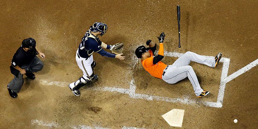 Stanton fue trasladado a un hospital cercano al Miller Park (AP)