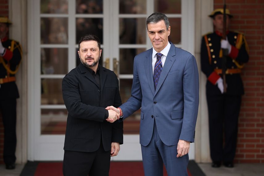 El presidente del Gobierno, Pedro Sánchez (d), recibe al presidente de Ucrania, Volodímir Zelenski (i), en La Moncloa, a 18 de marzo de 2026, en Madrid (España). Sánchez se reúne de nuevo este miércoles, 18 de marzo, con Zelenski en la que supone la cuarta visita a España de su homólogo ucraniano.