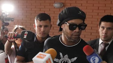 El retirado futbolista brasileño Ronaldinho ingresa a la Fiscalía de Paraguay en Asunción, Paraguay, el jueves 5 de marzo de 2020. 