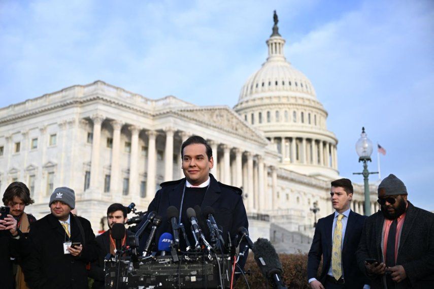 El representante republicano George Santos habla con la prensa frente al Capitolio, Washington, jueves 30 de noviembre de 2023.&nbsp;