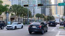 Tráfico vehicular por Coral Way, en dirección a Brickell Avenue.