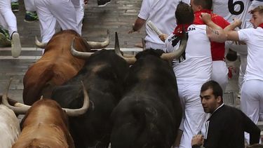 Estos sucesos tienen lugar en el marco de unas fiestas que han evolucionado hasta convertirse, a ojos de muchos visitantes y lugareños, en unas jornadas en las que predomina el exceso de alcohol y la diversión a cualquier precio