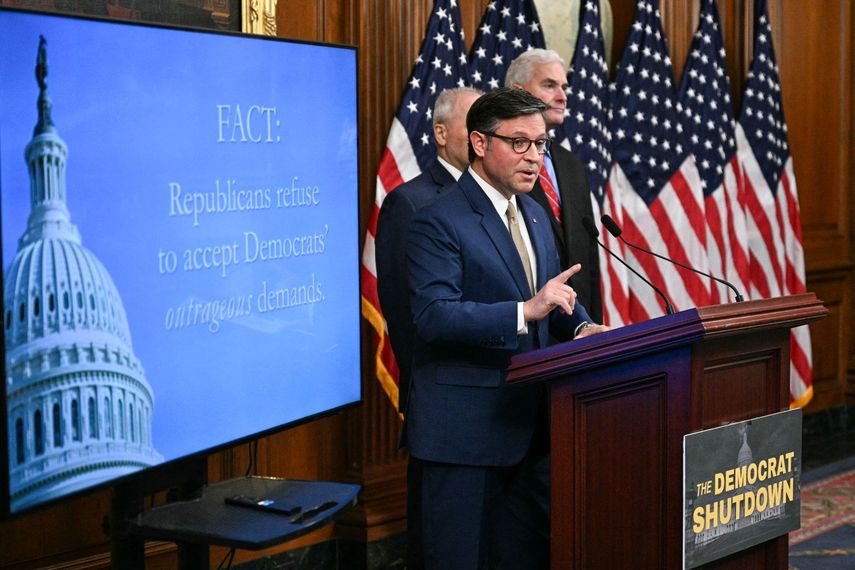 El presidente de la Cámara de Representantes Mike Johnson habla en una conferencia de prensa en el Capitolio.