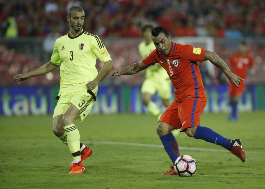 El jugador de la selección chilena de fútbol Esteban Paredes (derecha) disputa el balón con Mike Villanueva.&nbsp;