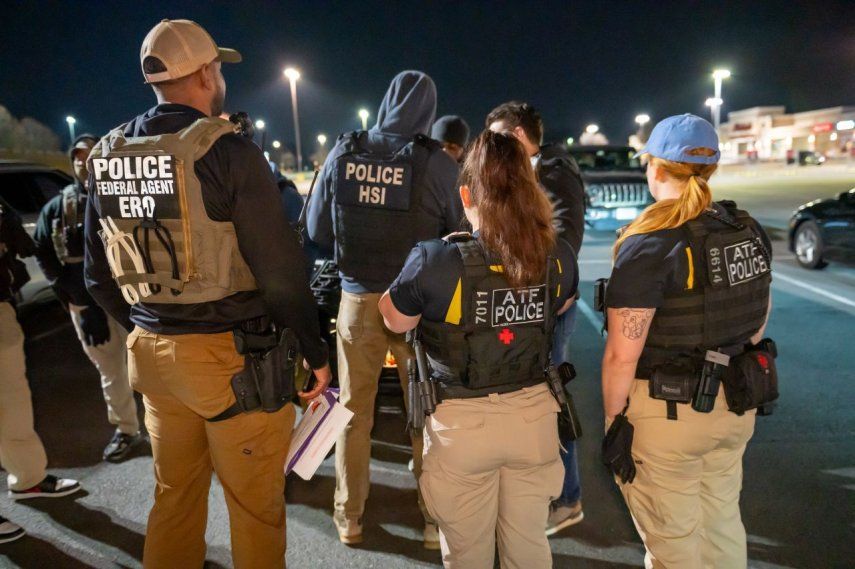Agentes de la policía federal arrestan a un inmigrante indocumentado como parte de los operativos contra el crimen transnacional. 
