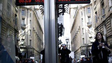 Una mujer camina bajo un cartel que muestra los tipos de cambio entre el dólar estadounidense y el peso argentino en Buenos Aires, Argentina, el lunes 2 de septiembre de 2019.&nbsp;