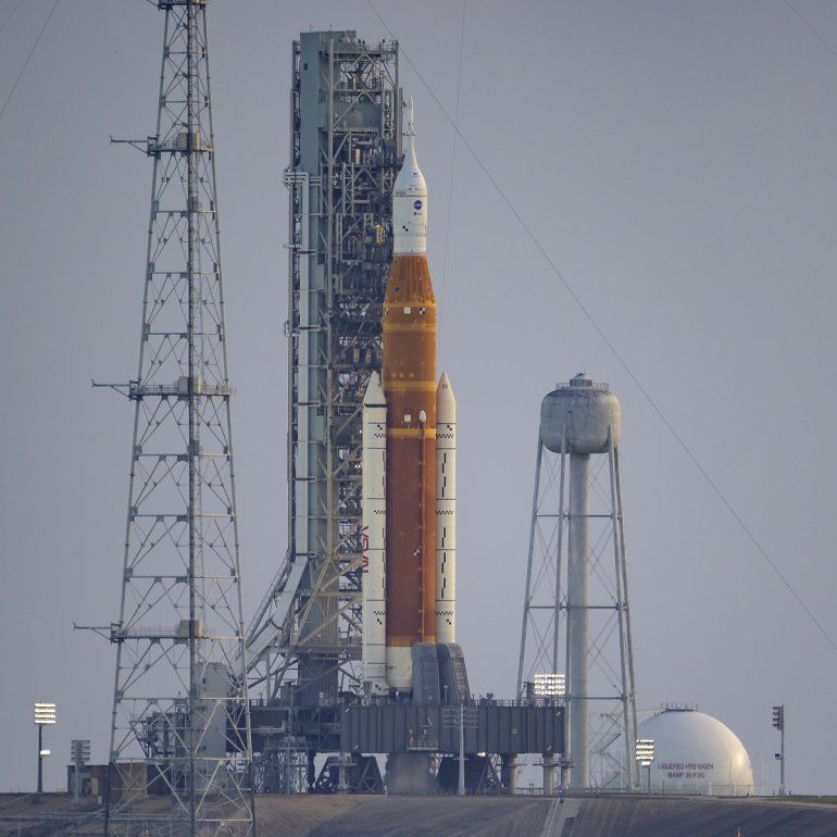 El nuevo cohete lunar de la NASA en la plataforma 39-B del Centro Espacial Kennedy en Cabo Cañaveral, Florida, el sábado 3 de septiembre de 2022, horas antes de un lanzamiento programado. 