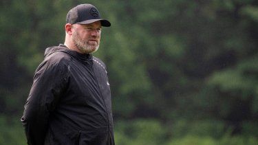 Wayne Rooney, entrenador All Stars de la Major League Soccer (MLS) y actual entrenador del DC United, camina sobre el campo durante una sesión de entrenamiento All Stars de la Major League Soccer (MLS) en la American University en Washington, DC, el 17 de julio de 2023. Ex Inglaterra El internacional Wayne Rooney dejará su puesto como entrenador en jefe del DC United de la Major League Soccer después de que el equipo perdiera un lugar en los playoffs el 7 de octubre de 2023. &nbsp;