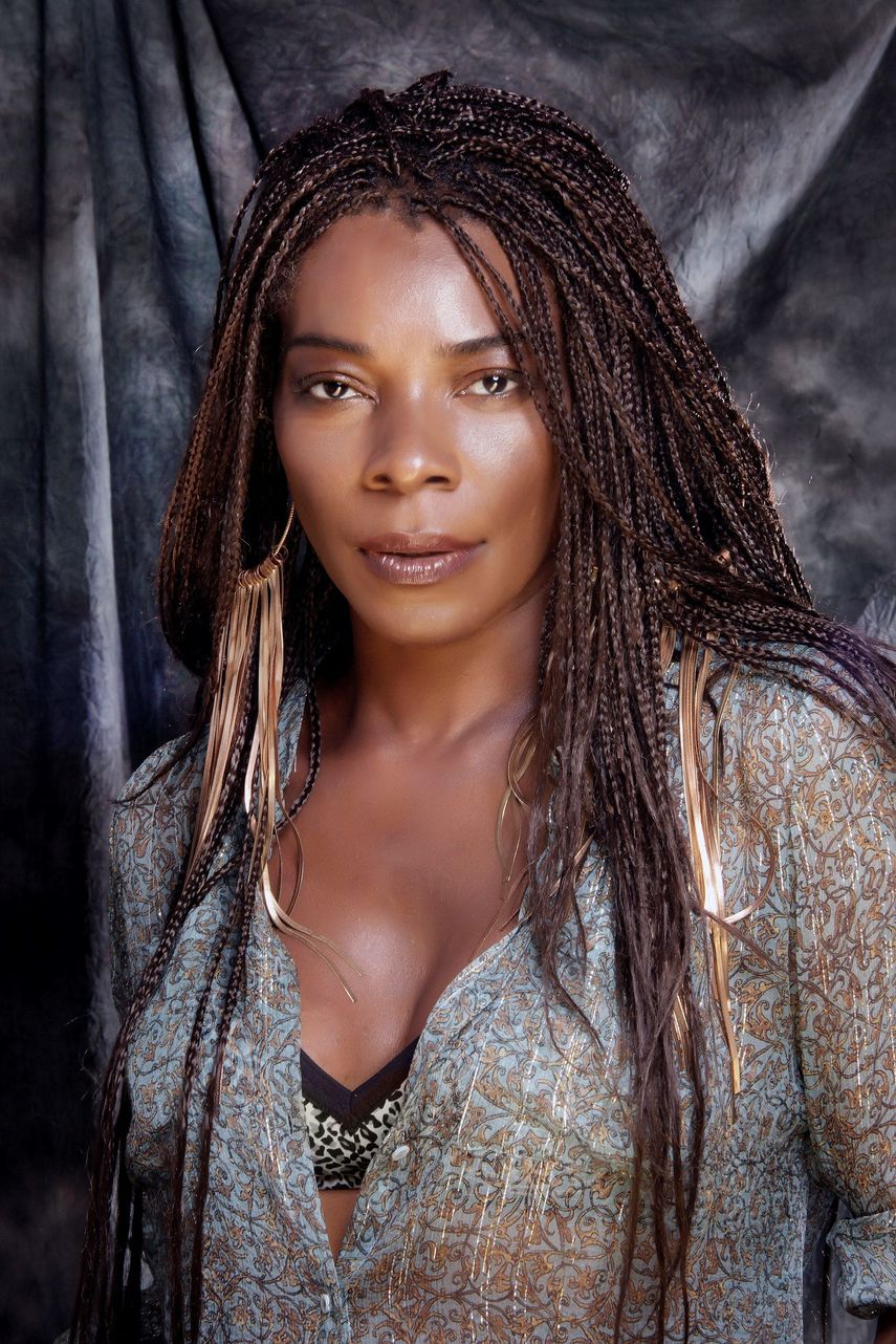 El trabajo con Santana se suma así a la lista de colaboraciones que ha hecho durante su trayectoria, entre las que figuran también trabajos con Armando Manzanero, Nelly Furtado, José Luis Perales, Anoushka Shankar y Seal, entre otros.