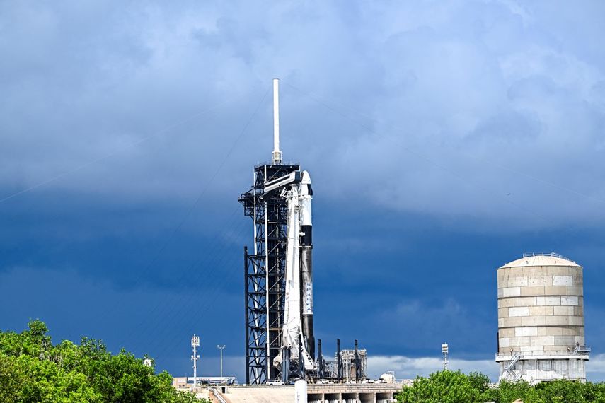 El cohete Falcon 9 de SpaceX con la cápsula Crew Dragon Resilience se encuentra en el Complejo de Lanzamiento 39A en el Centro Espacial Kennedy antes de la misión en Cabo Cañaveral, Florida, el 26 de agosto de 2024.