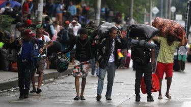 La Alcaldía de Cali realiza un proceso de caracterización de los venezolanos que pernoctan en los alrededores de la terminal de transportes para definir cuáles quedarán en Colombia y a cuáles ayudar a llegar a otros países como Ecuador y Perú.