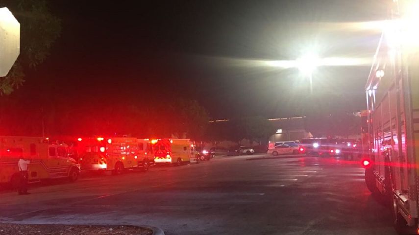 Varias ambulancias permanecían en las inmediaciones del Dolphin Mall de Miami cerca de la medianoche del sábado 19 de agosto de 2017.