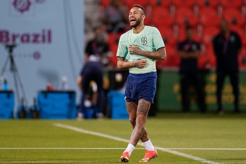 El delantero brasileño, Neymar, sonríe durante un entrenamiento en el estadio Grand Hamad de Doha, Catar, el 4 de diciembre de 2022. Brasil se enfrentará a Corea de Sur en octavos de final del Mundial.&nbsp;