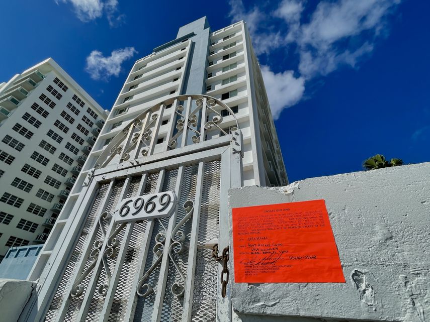 Las autoridades de Miami Beach desalojaron los 164 apartamentos del condominio Port Royale, ubicado en 6969 de Collins Avenue por considerar que la estructura es insegura. (ARCHIVO)