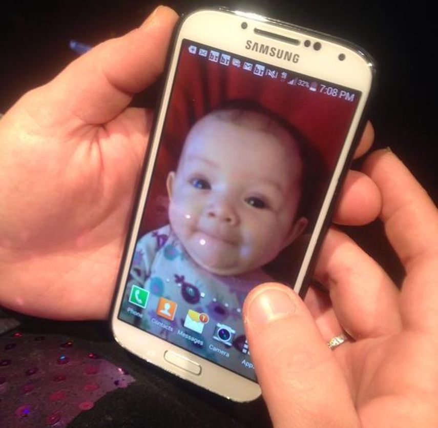 En la imagen la foto de la bebé, Olivia Dykes en el teléfono móvil de su madre Melssa Schroll. Foto twitter