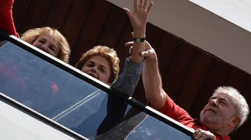 La presidenta Dilma Rousseff desde el balcón de la casa del exmandatario Lula da Silva (CORTESIA) 