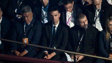 El entrenador de Argentina, Lionel Scaloni (abajo en el centro), es visto durante el sorteo para la Copa Mundial de Fútbol de la FIFA 2026 que se llevará a cabo en Estados Unidos, Canadá y México, en el Kennedy Center, en Washington, DC, el 5 de diciembre de 2025. 