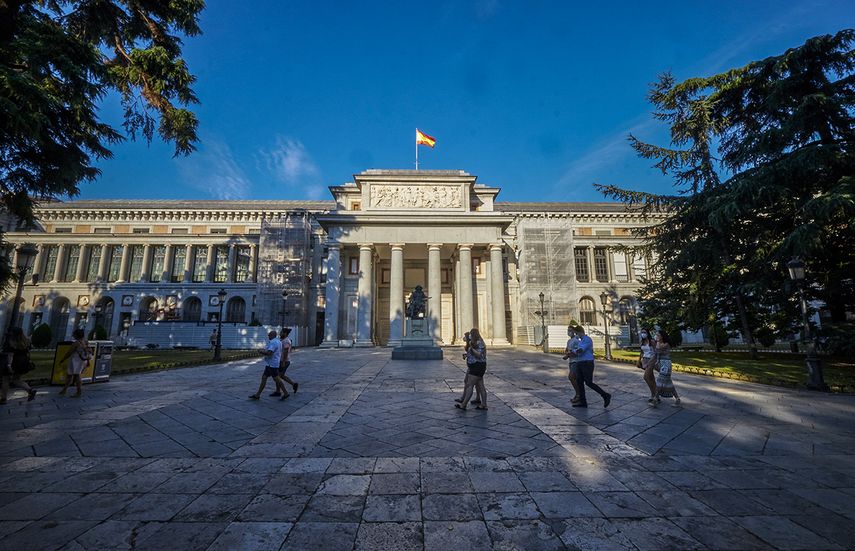 rFachada Museo del Prado, Madrid.