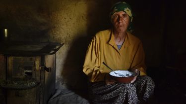 En esta imagen difundida por Neon, Hatidze Muratova en una escena de Honeyland. La pel&iacute;cula est&aacute; nominada al Oscar al mejor documental y al mejor largometraje internacional.&nbsp;