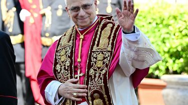 El Papa León XIV se retira tras recibir el homenaje del alcalde de Roma, Roberto Gualtieri, y del Ayuntamiento de Roma en el Ayuntamiento, el 25 de mayo de 2025. 