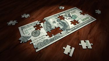 El régimen intenta explicar en televisión la tasa de cambio del dólar en Cuba: la compra a 23,50 y la venta a 24,50 pesos