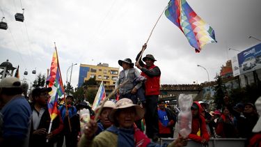 Los partidarios del expresidente Evo Morales bloquean una carretera en El Alto, Bolivia, el jueves 14 de noviembre de 2019.